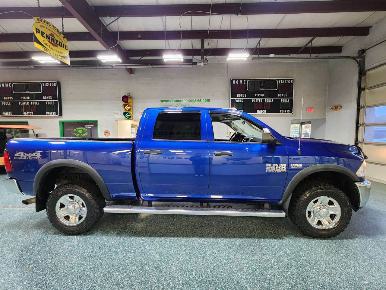RAM 2500 Tradesman 4x4 Crew Cab 6'4" Box 2017 RAM 2500 Tradesman 4x4 Crew Cab 6'4" Box 2017