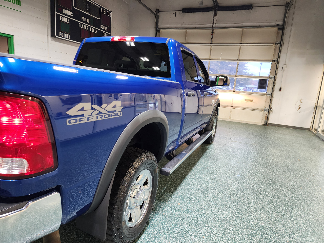 RAM 2500 Tradesman 4x4 Crew Cab 6'4" Box 2017 RAM 2500 Tradesman 4x4 Crew Cab 6'4" Box 2017
