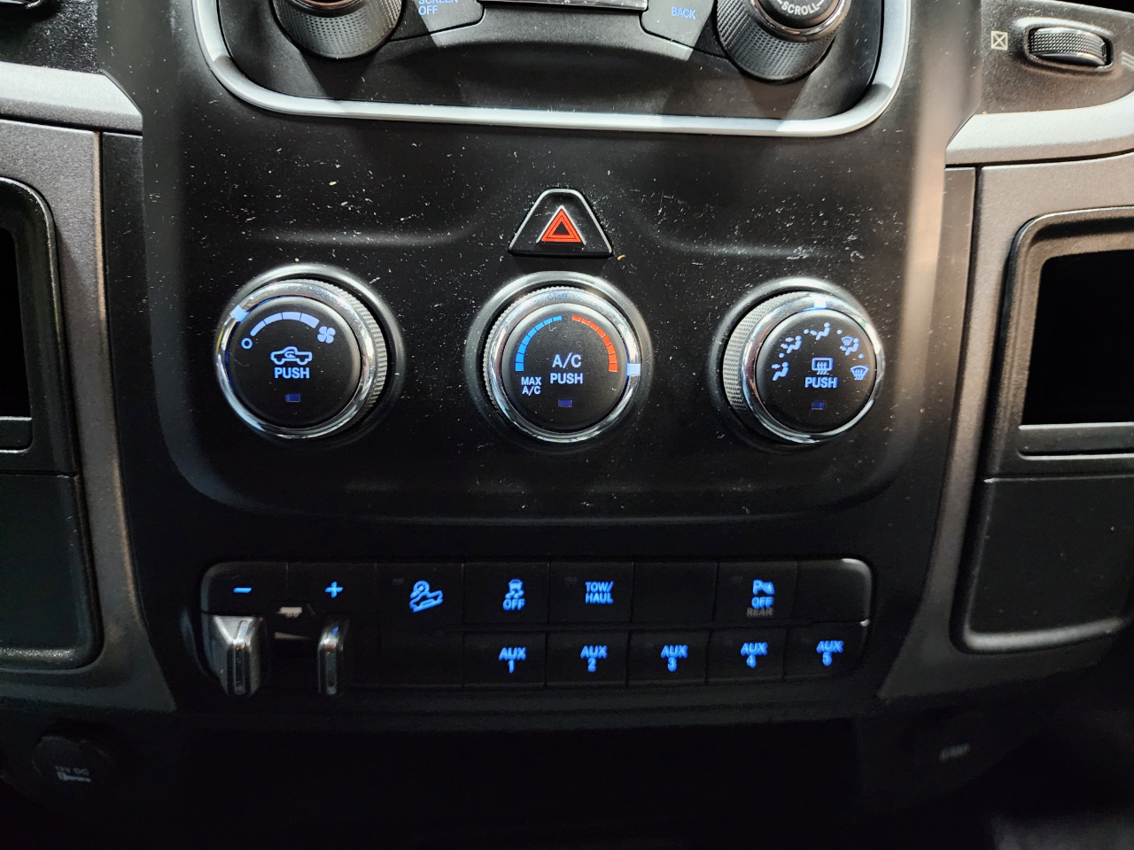 RAM 2500 Tradesman 4x4 Crew Cab 6'4" Box 2017 RAM 2500 Tradesman 4x4 Crew Cab 6'4" Box 2017