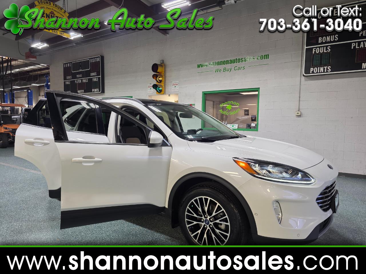 2022 Ford Escape Titanium's photo