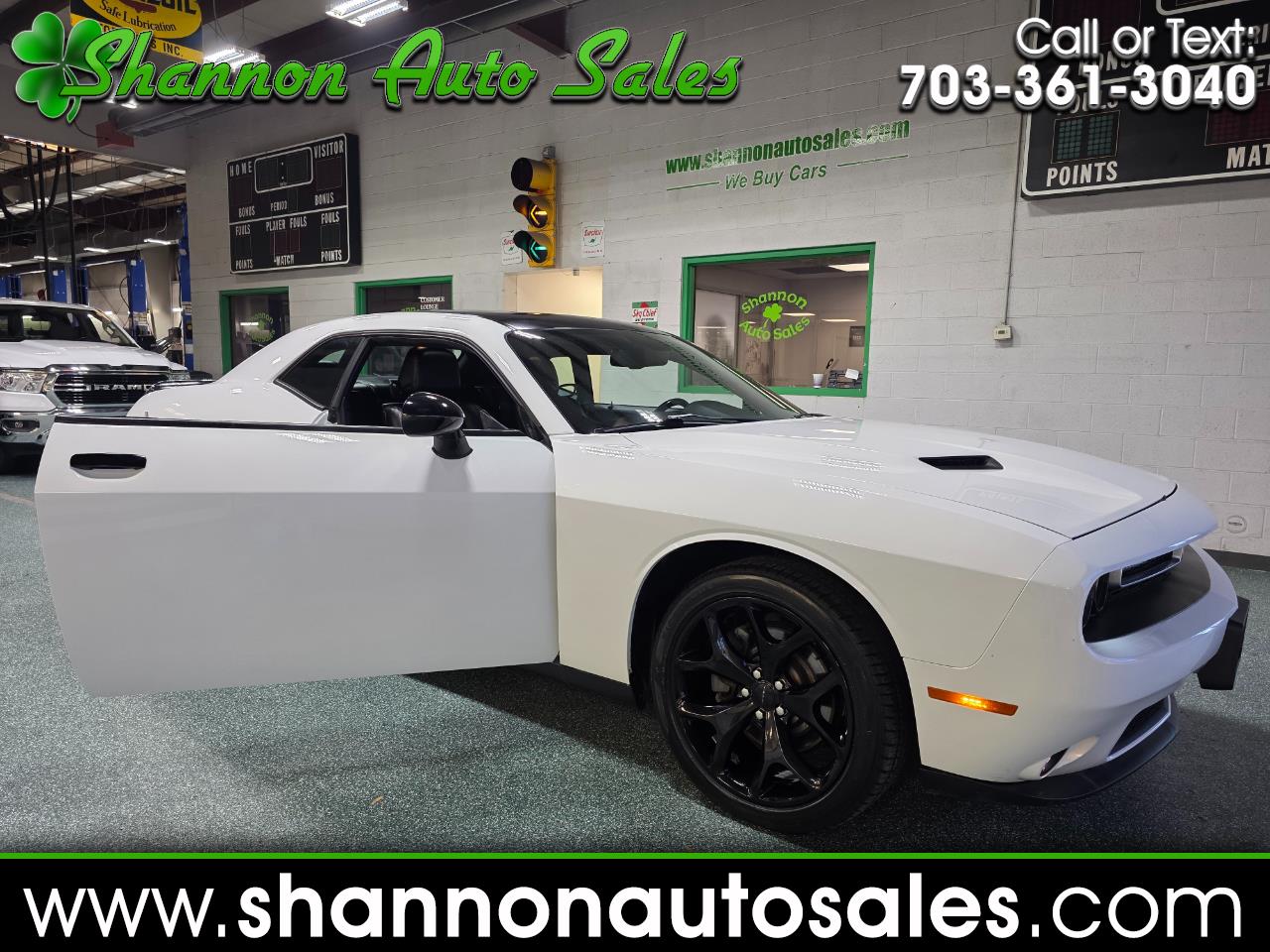 2016 Dodge Challenger SXT's photo