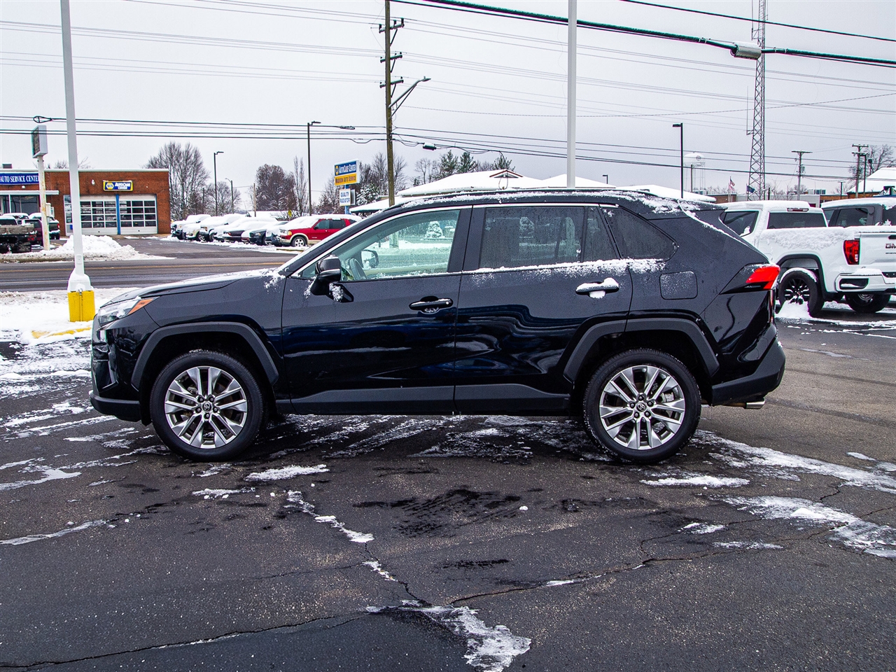 Toyota RAV4 XLE Premium FWD (Natl) 2025