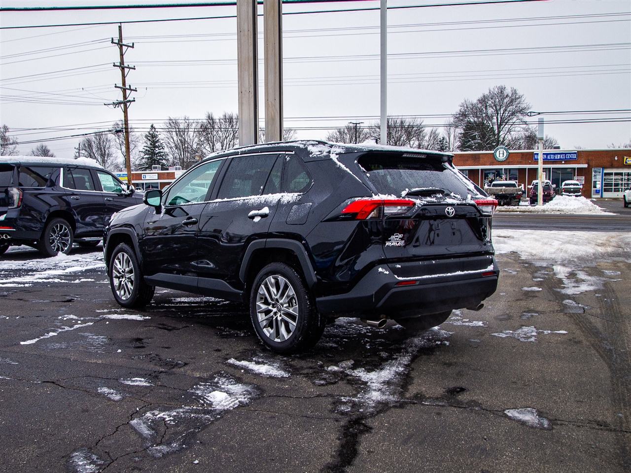 Toyota RAV4 XLE Premium FWD (Natl) 2025