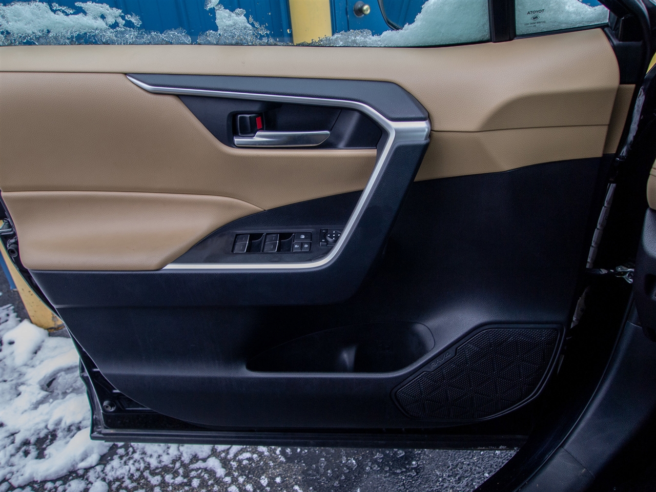 Toyota RAV4 XLE Premium FWD (Natl) 2025