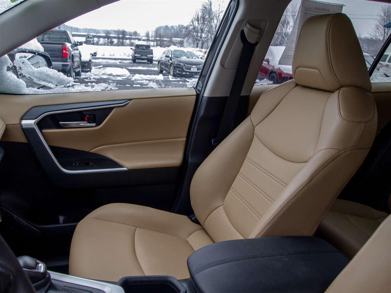 Toyota RAV4 XLE Premium FWD (Natl) 2025