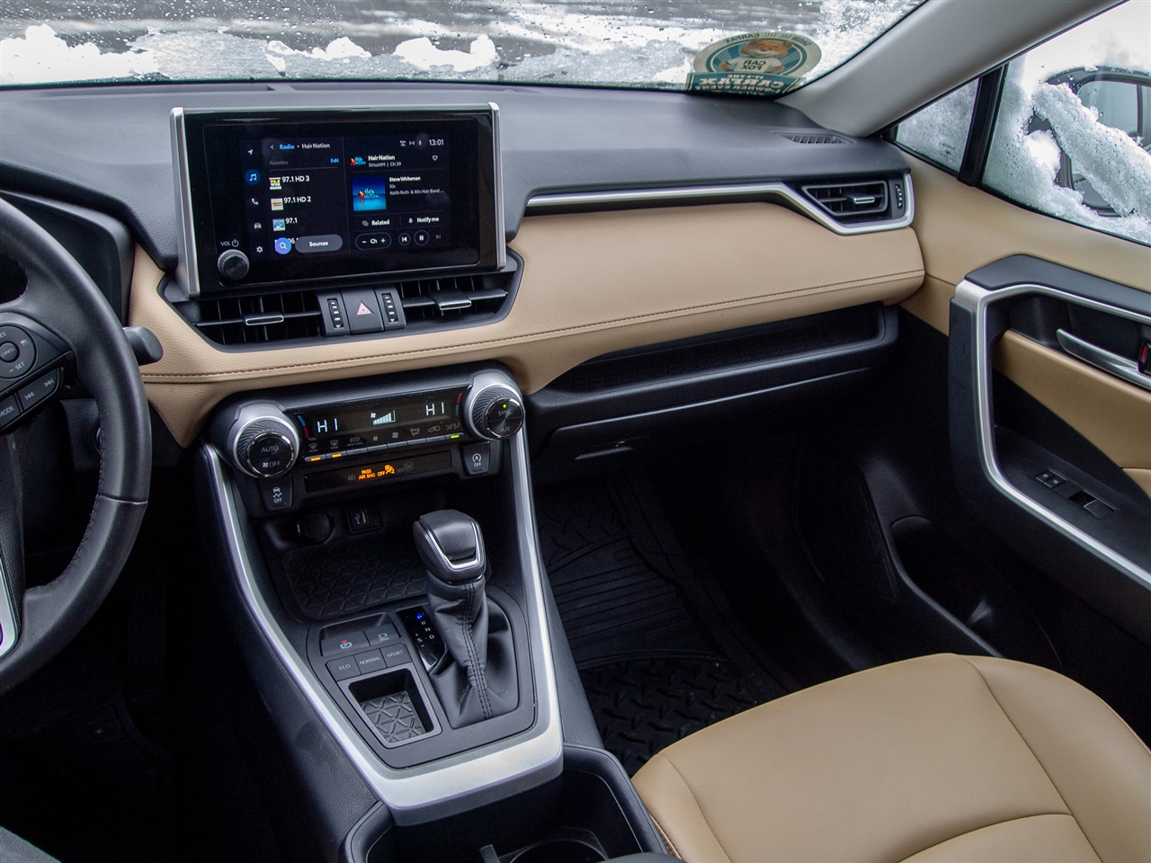 Toyota RAV4 XLE Premium FWD (Natl) 2025