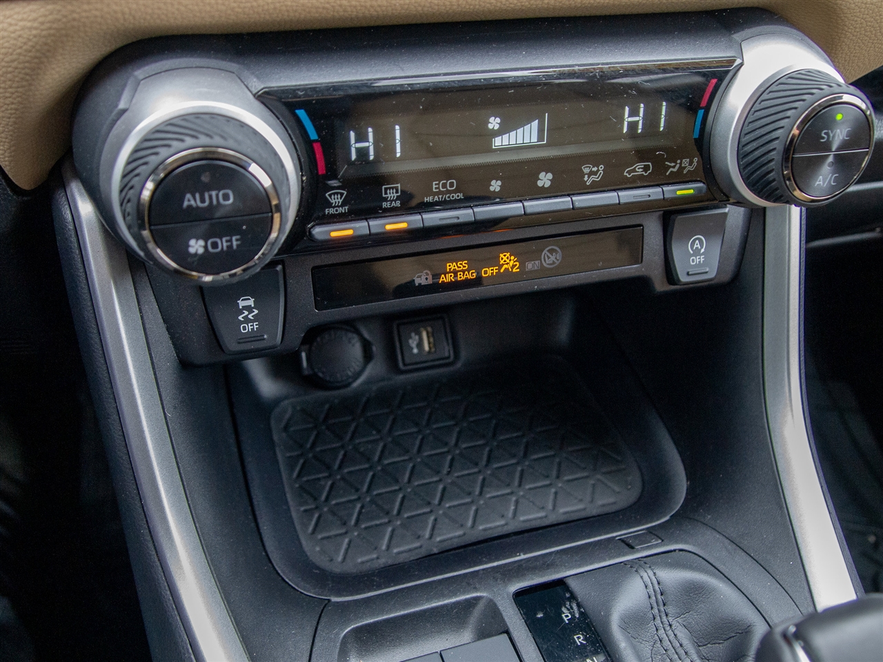 Toyota RAV4 XLE Premium FWD (Natl) 2025