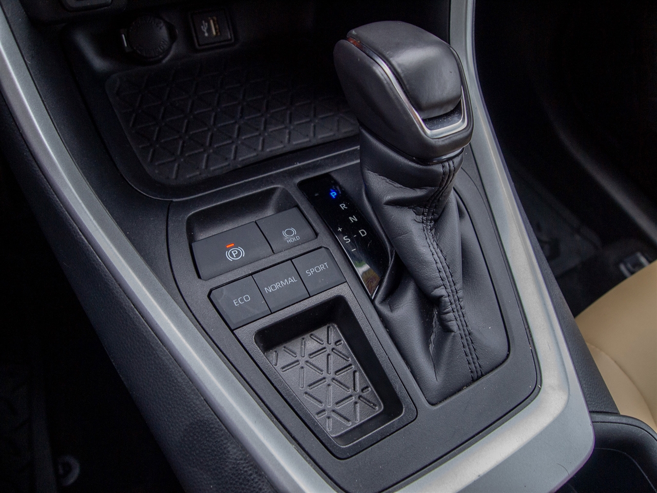 Toyota RAV4 XLE Premium FWD (Natl) 2025