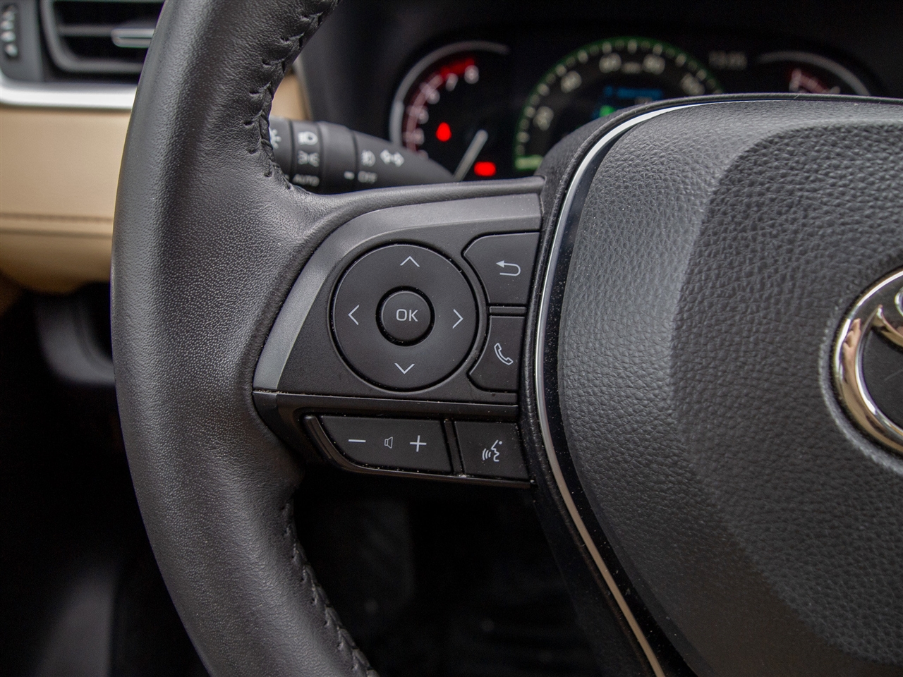 Toyota RAV4 XLE Premium FWD (Natl) 2025