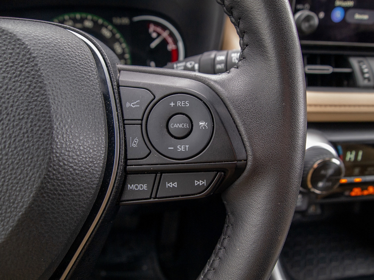 Toyota RAV4 XLE Premium FWD (Natl) 2025