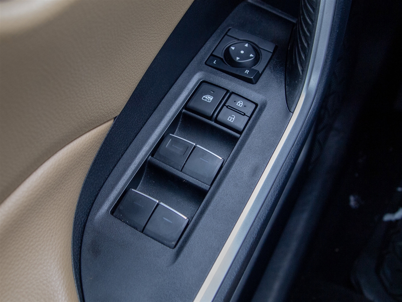 Toyota RAV4 XLE Premium FWD (Natl) 2025