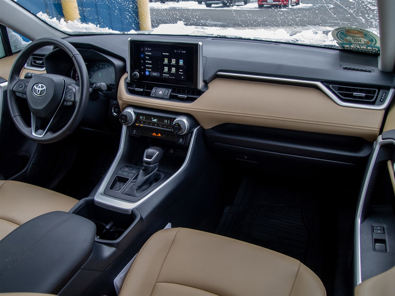 Toyota RAV4 XLE Premium FWD (Natl) 2025