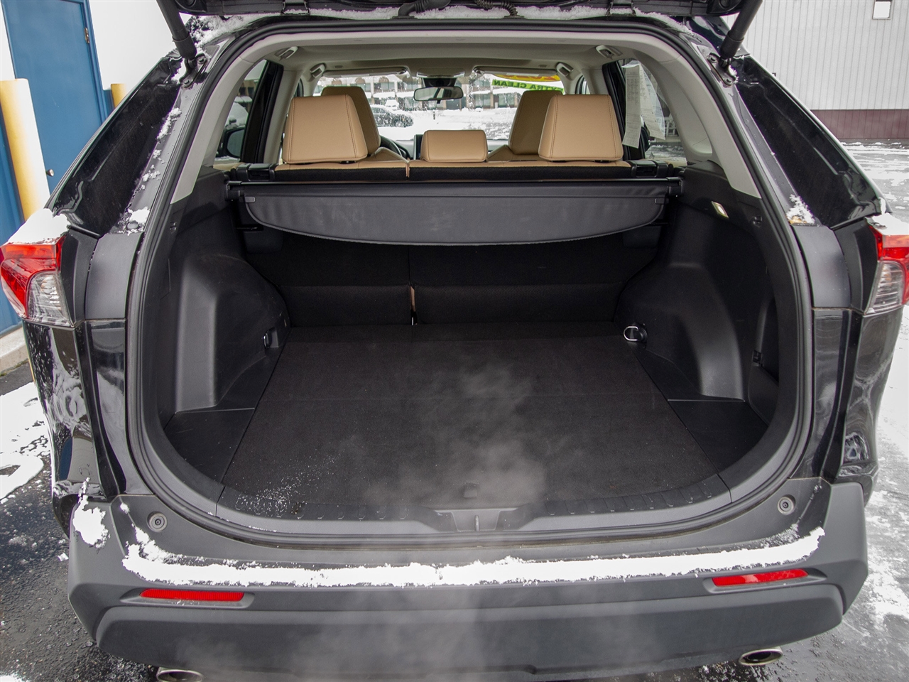 Toyota RAV4 XLE Premium FWD (Natl) 2025