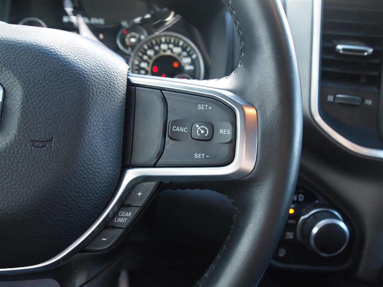 RAM 1500 Big Horn 4x4 Quad Cab 6'4" Box 2024