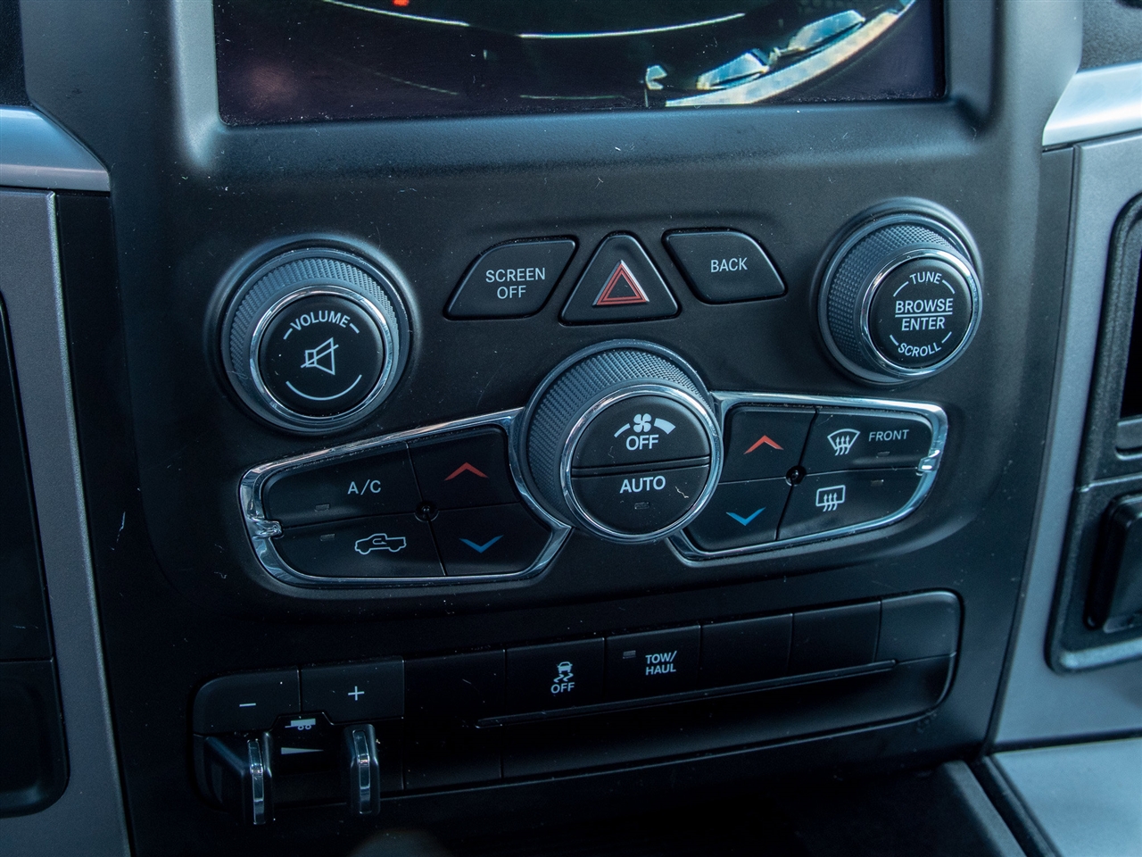 RAM 1500 Classic SLT 4x2 Crew Cab 5'7" Box 2023