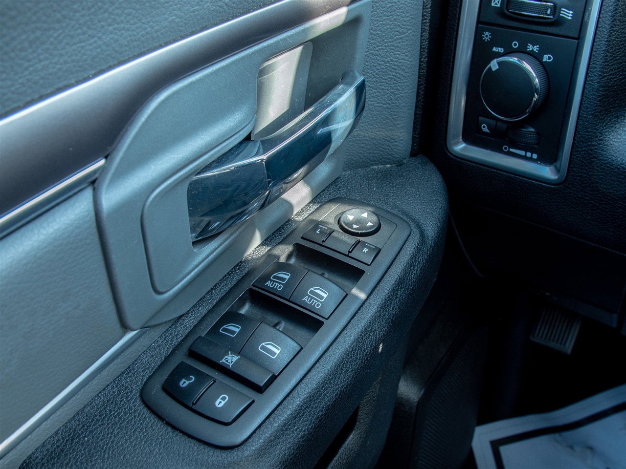 RAM 1500 Classic SLT 4x2 Crew Cab 5'7" Box 2023