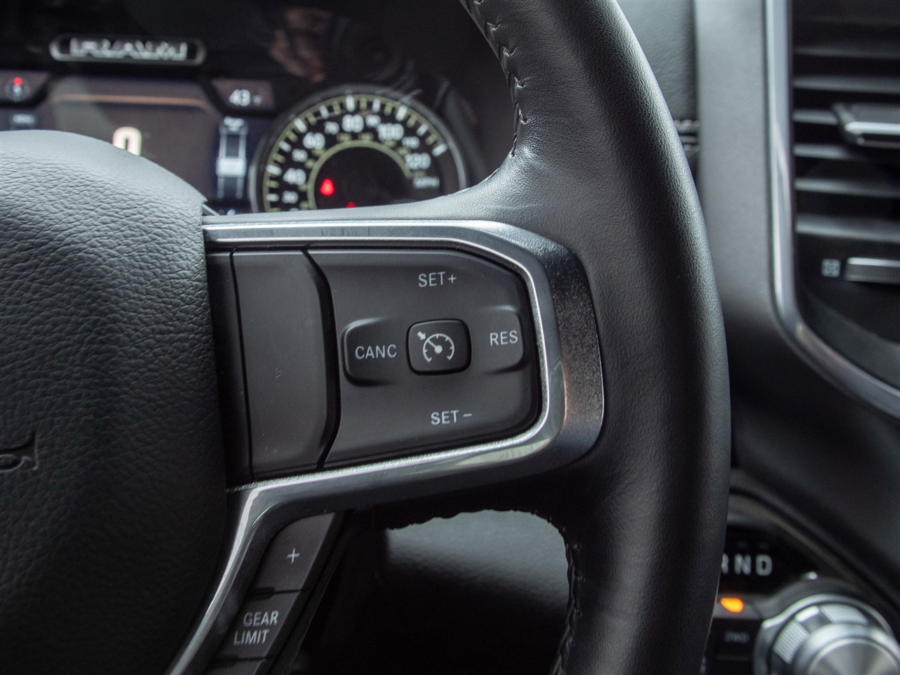 RAM 2500 Laramie 4x4 Crew Cab 6'4" Box 2024