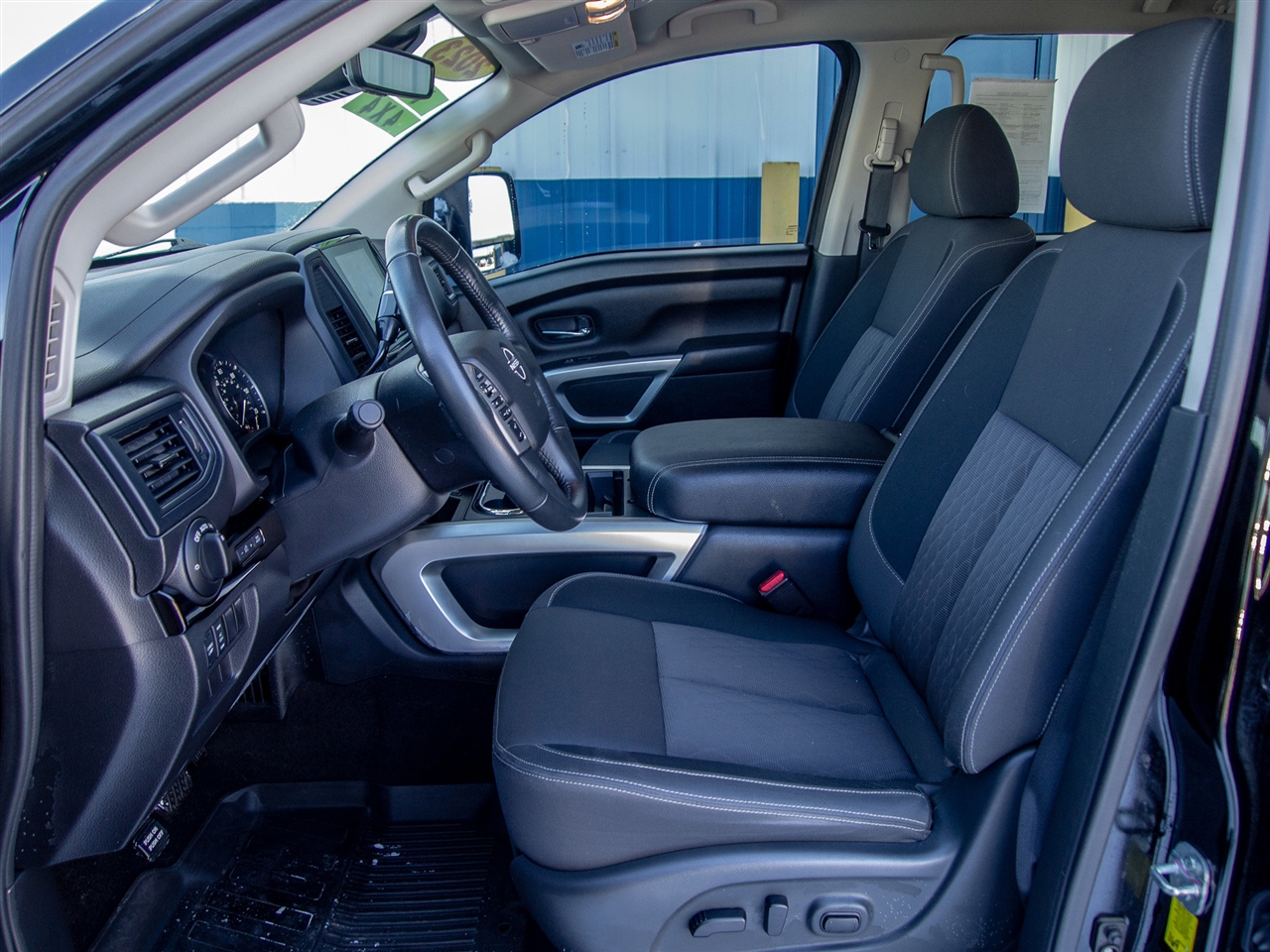 Nissan Titan 4x4 Crew Cab SV 2023