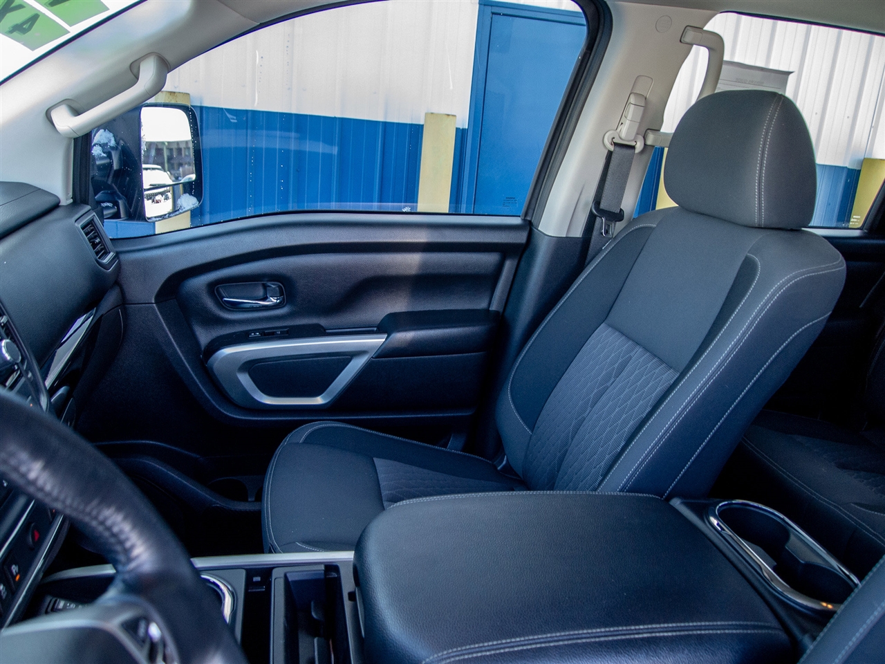 Nissan Titan 4x4 Crew Cab SV 2023