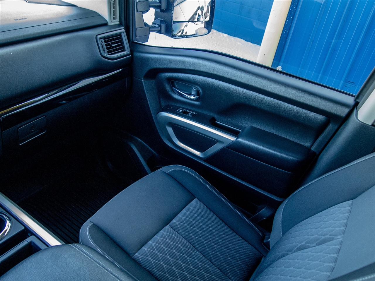 Nissan Titan 4x4 Crew Cab SV 2023