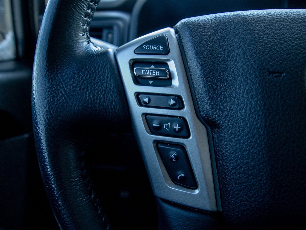 Nissan Titan 4x4 Crew Cab SV 2023