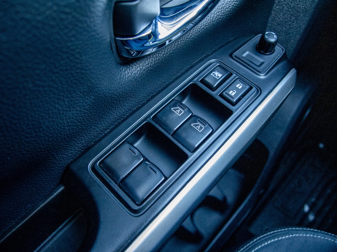 Nissan Titan 4x4 Crew Cab SV 2023