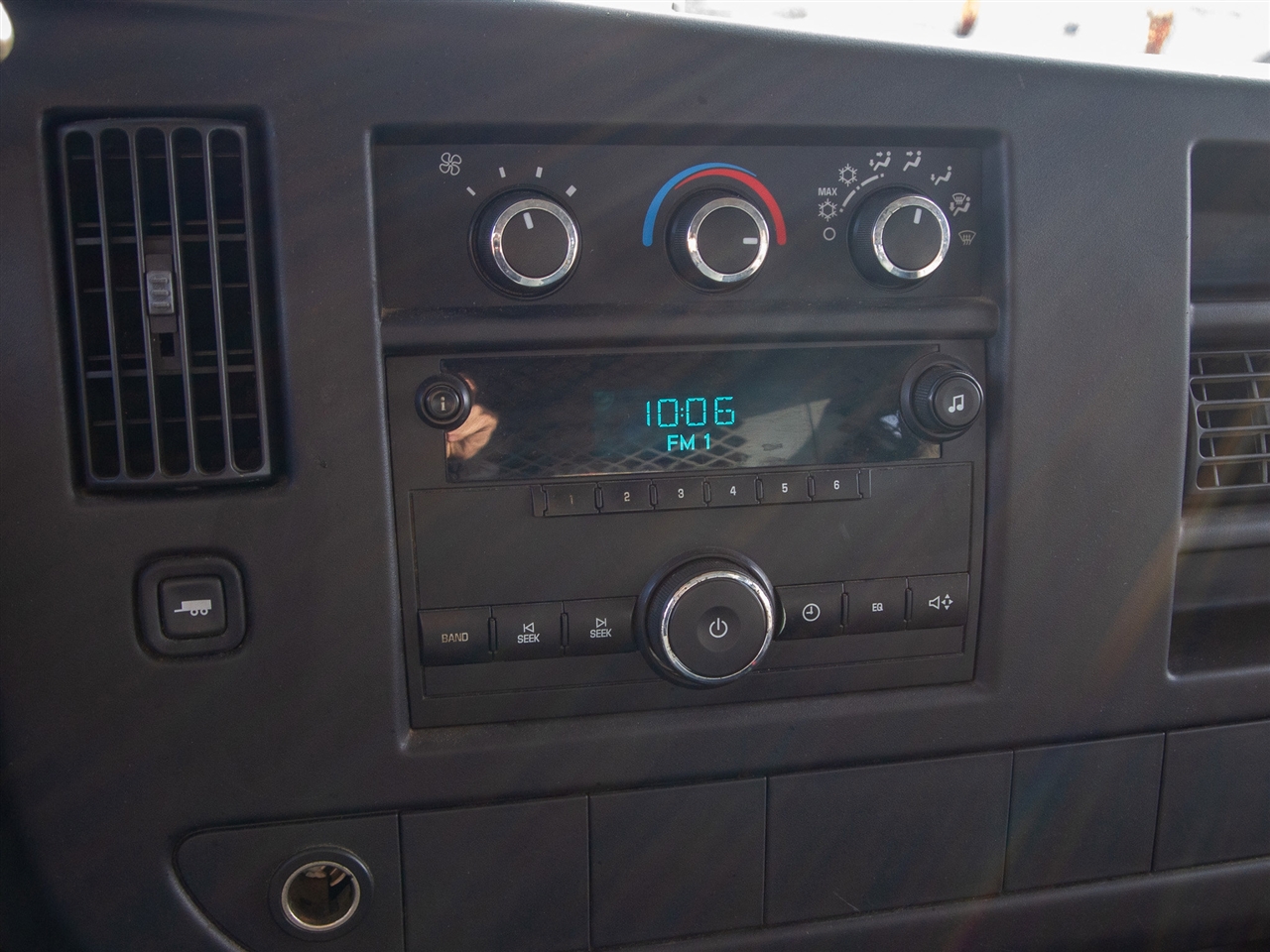 Chevrolet Express Cargo Van RWD 2500 135" 2009