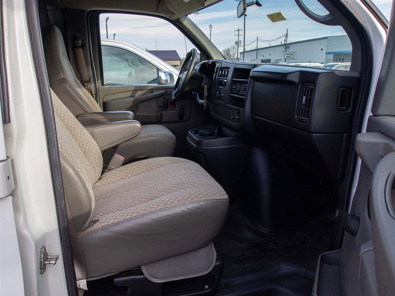 Chevrolet Express Cargo Van RWD 2500 135" 2009