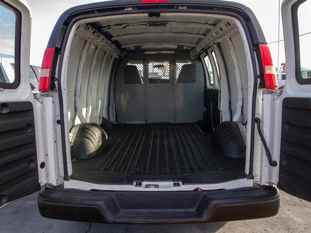 Chevrolet Express Cargo Van RWD 2500 135" 2009