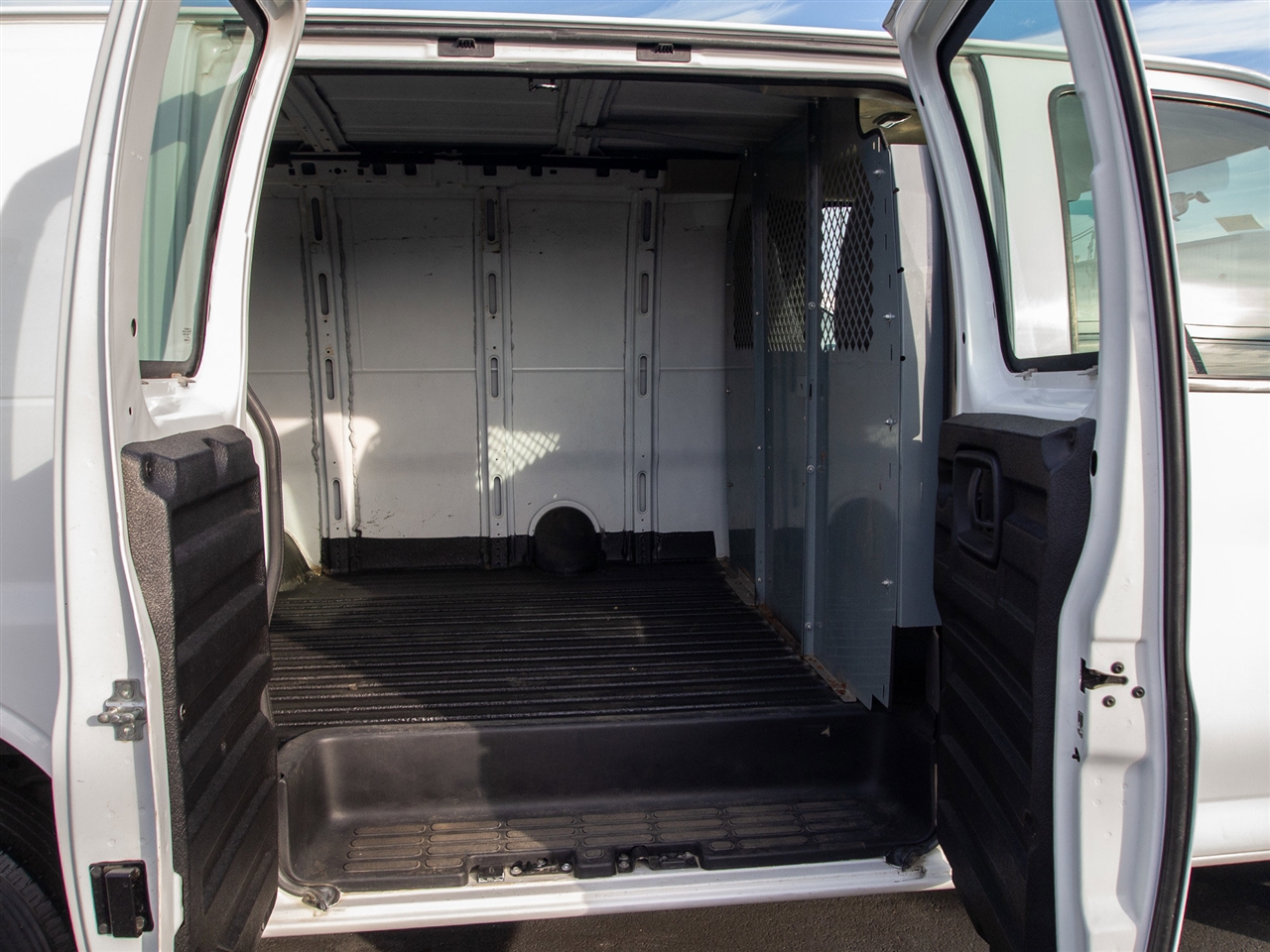 Chevrolet Express Cargo Van RWD 2500 135" 2009
