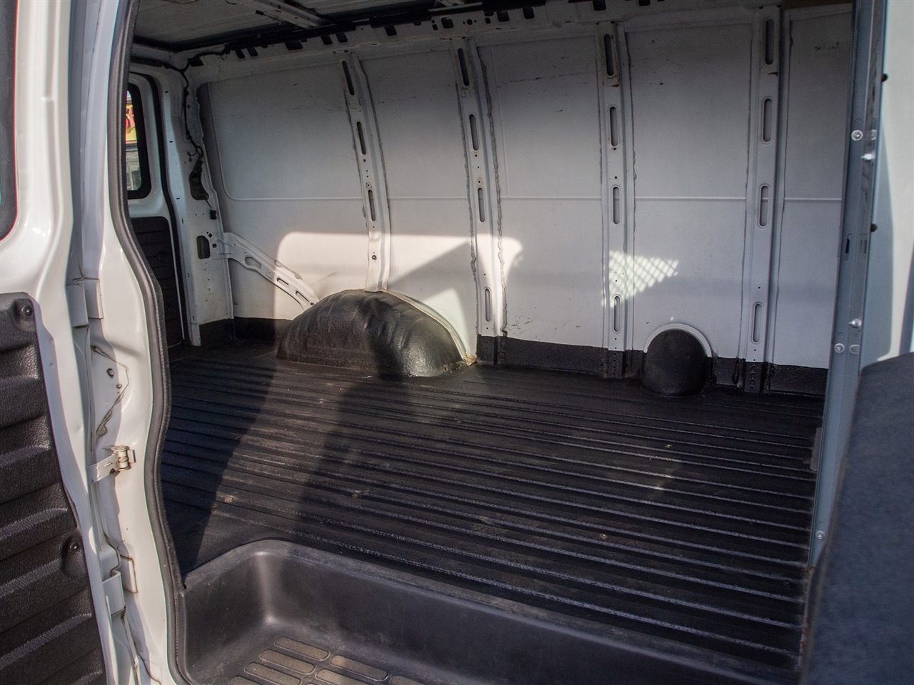 Chevrolet Express Cargo Van RWD 2500 135" 2009