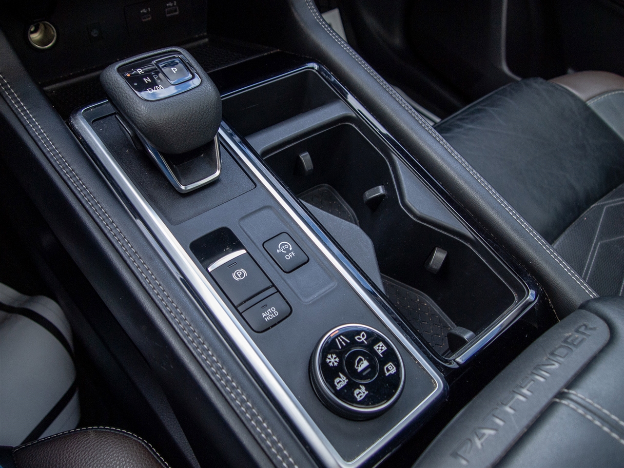 Nissan Pathfinder Platinum 4WD 2022