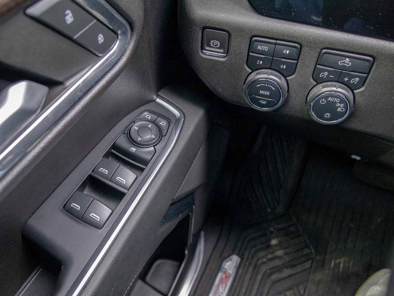 Chevrolet Silverado 1500 4WD Crew Cab 147" LT w/1LT 2023