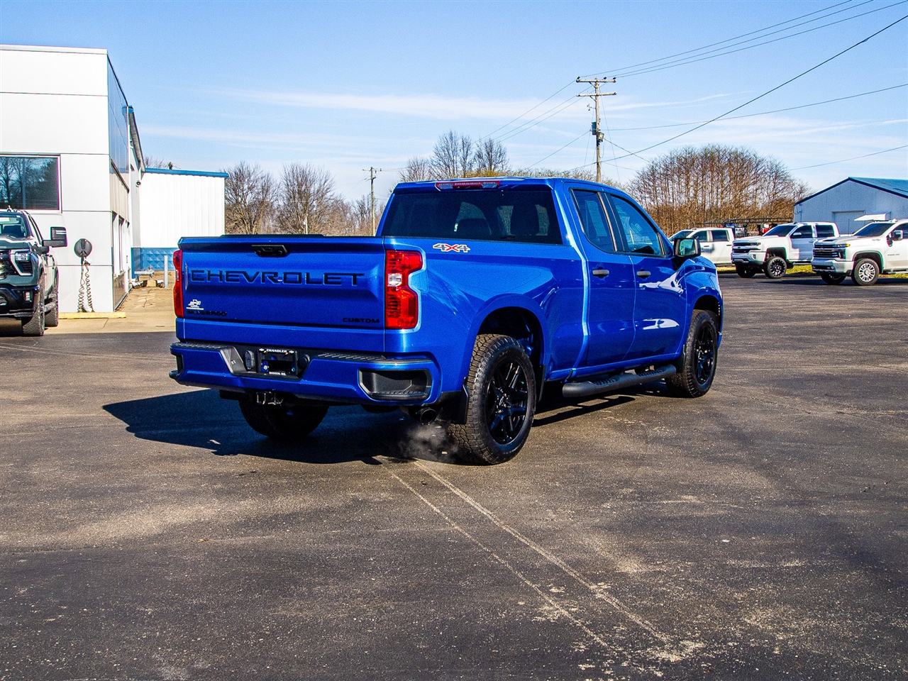 Chevrolet Silverado 1500 4WD Double Cab 147" Custom 2022