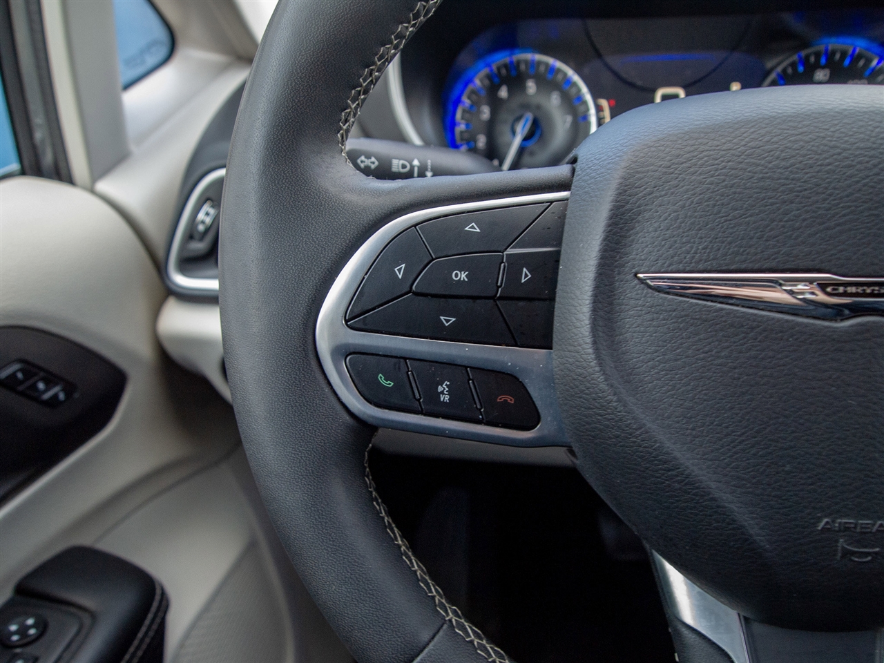 Chrysler Pacifica Touring L FWD 2023