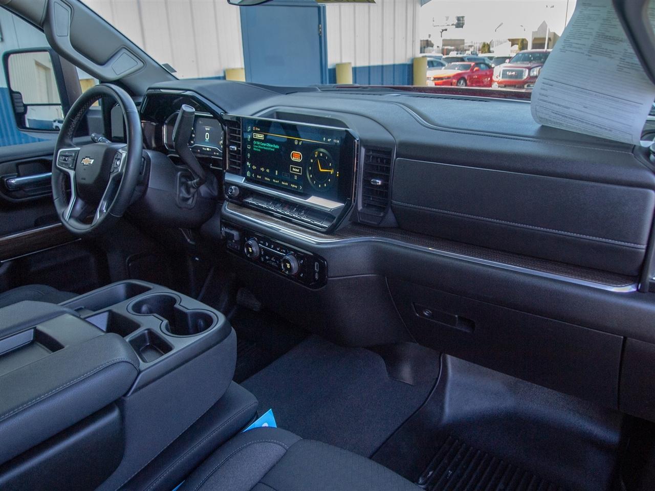 Chevrolet Silverado 2500HD 4WD Reg Cab 142" LT 2025