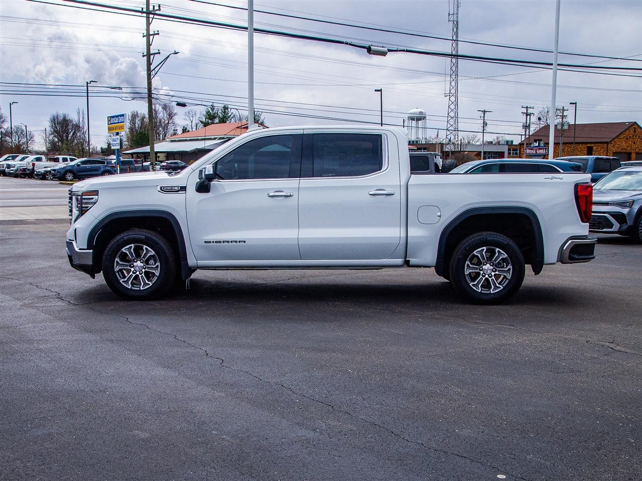 GMC Sierra 1500 4WD Crew Cab 147" SLT 2025