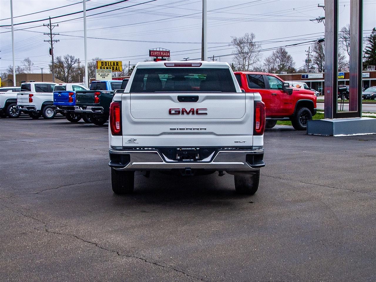 GMC Sierra 1500 4WD Crew Cab 147" SLT 2025