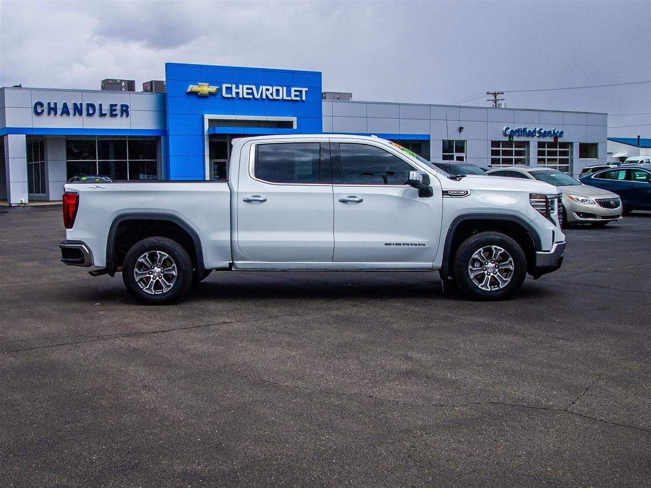 GMC Sierra 1500 4WD Crew Cab 147" SLT 2025