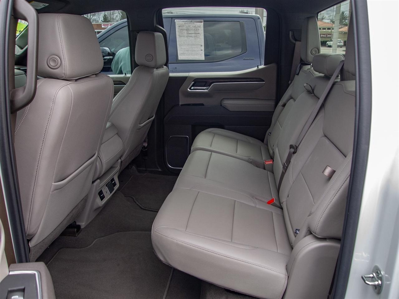 GMC Sierra 1500 4WD Crew Cab 147" SLT 2025