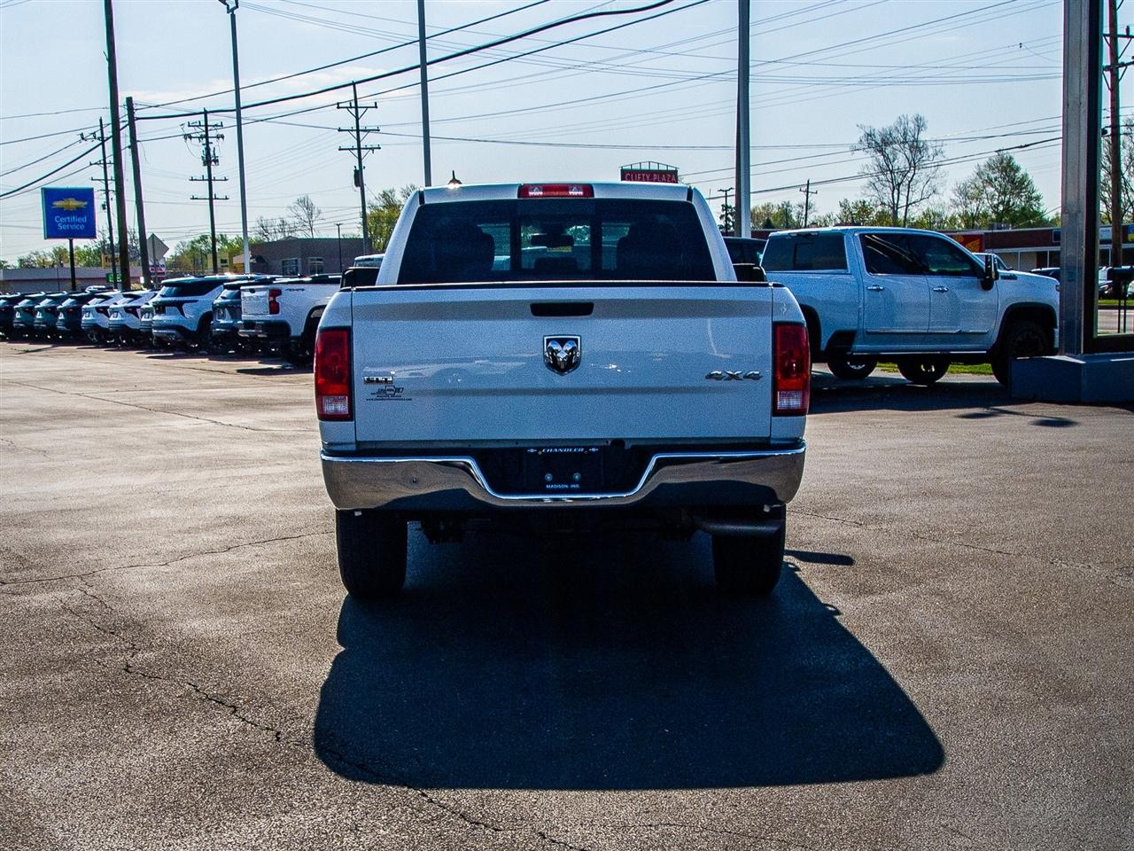 RAM 1500 Classic SLT 4x4 Crew Cab 5'7" Box 2023