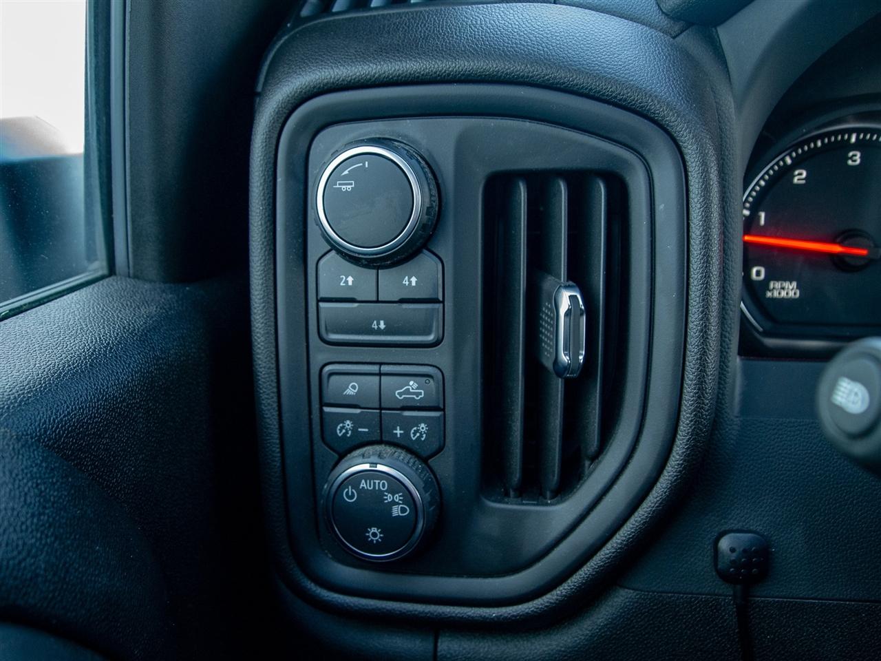 Chevrolet Silverado 2500HD 4WD Crew Cab 159" Custom 2025