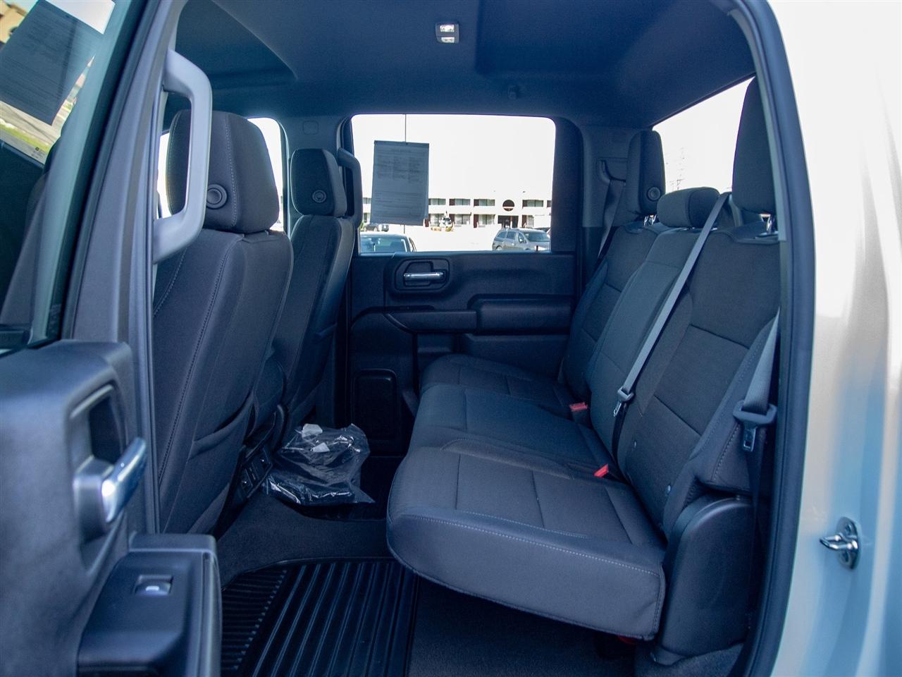 Chevrolet Silverado 2500HD 4WD Crew Cab 159" Custom 2025