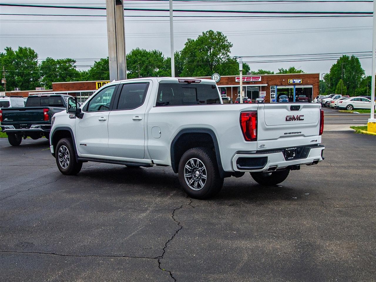 GMC Sierra 1500 4WD Crew Cab 157" AT4 2024