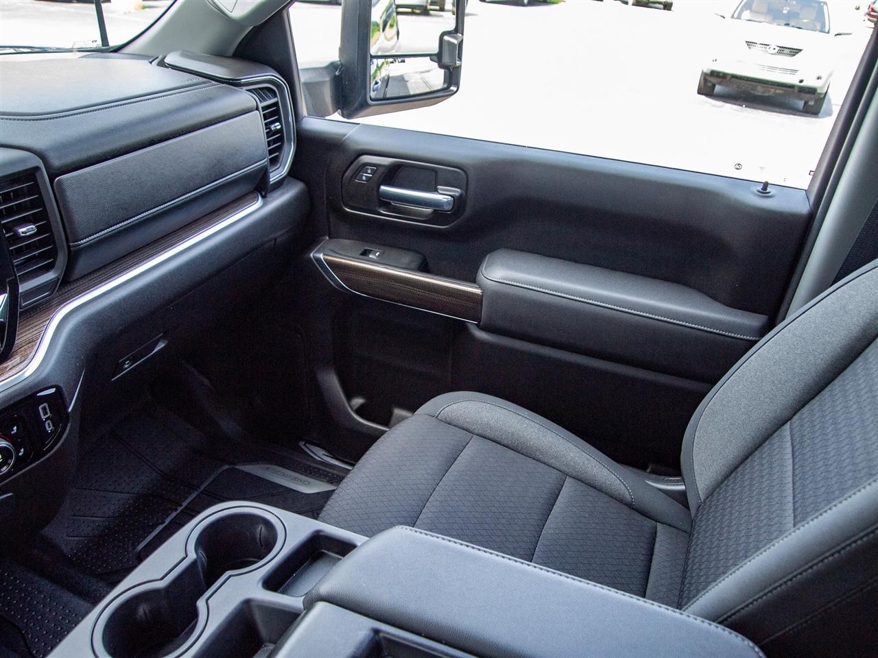 Chevrolet Silverado 2500HD 4WD Reg Cab 142" LT 2024