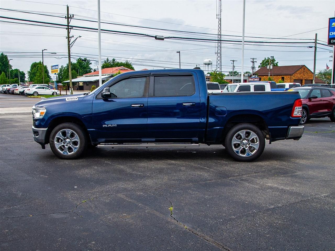 RAM 1500 Big Horn 4x4 Crew Cab 5'7" Box 2020