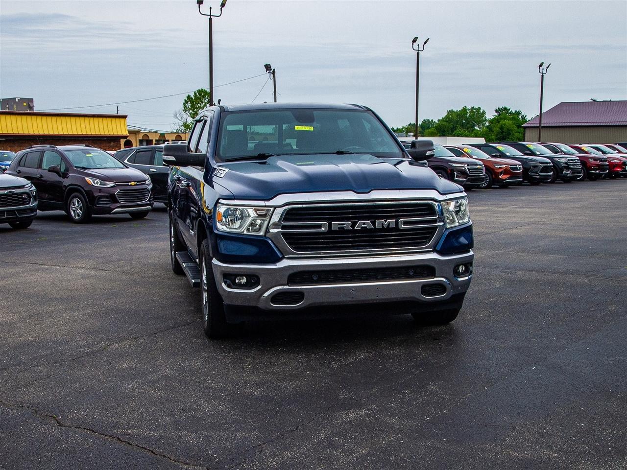 RAM 1500 Big Horn 4x4 Crew Cab 5'7" Box 2020