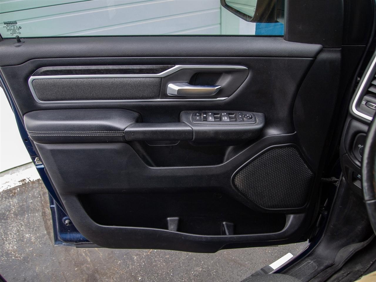 RAM 1500 Big Horn 4x4 Crew Cab 5'7" Box 2020