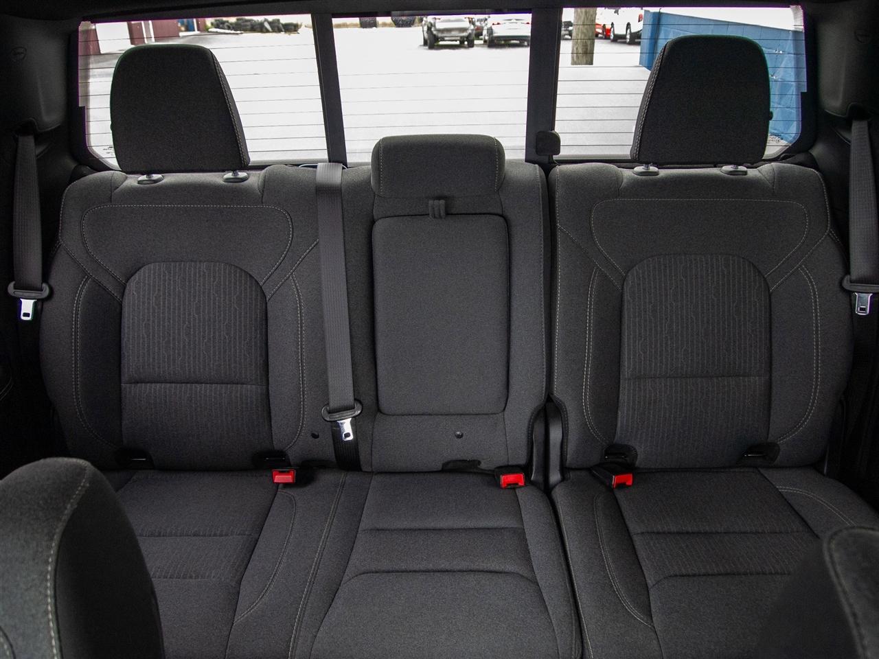RAM 1500 Big Horn 4x4 Crew Cab 5'7" Box 2020