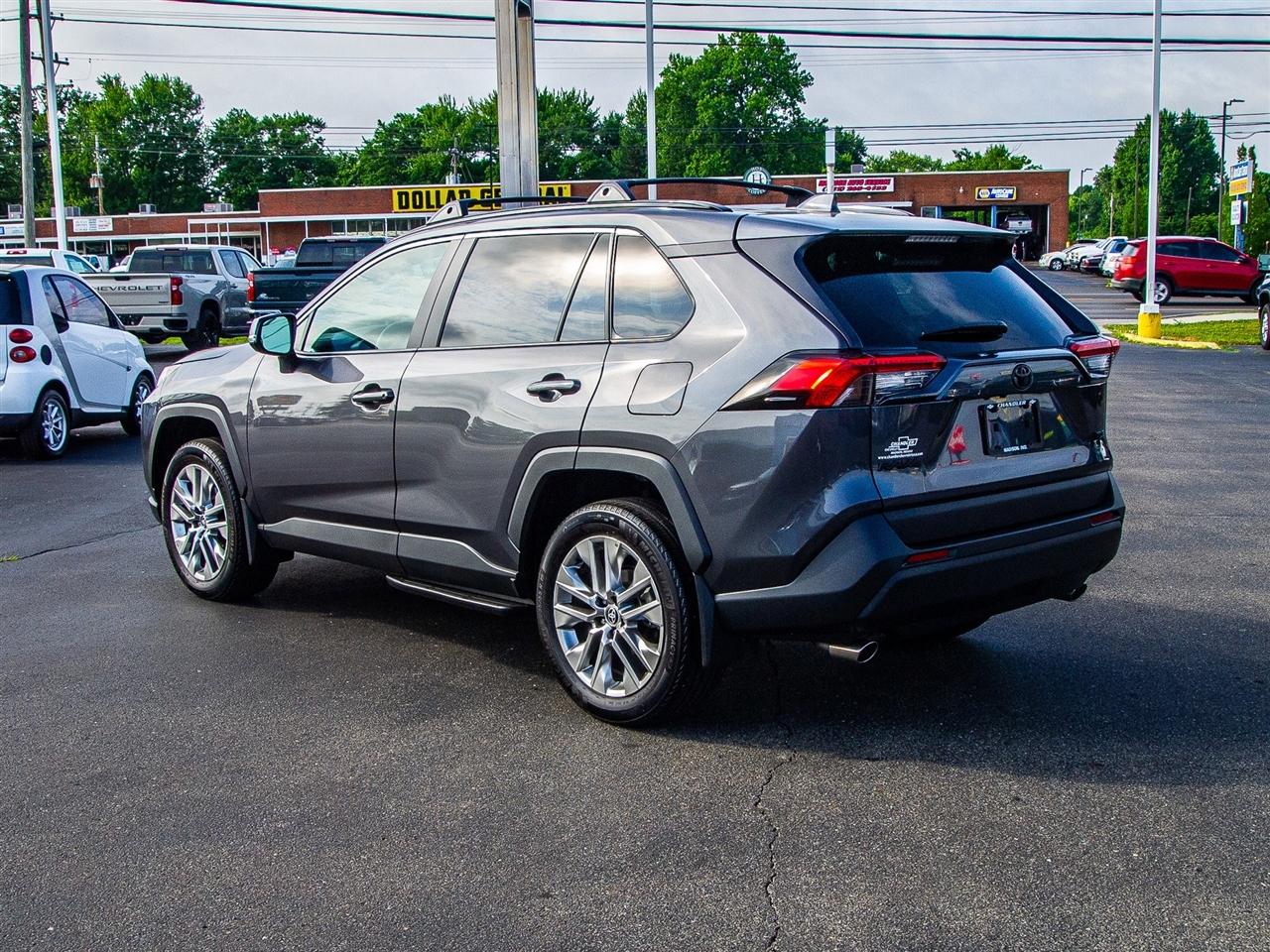 Toyota RAV4 XLE Premium FWD (Natl) 2024